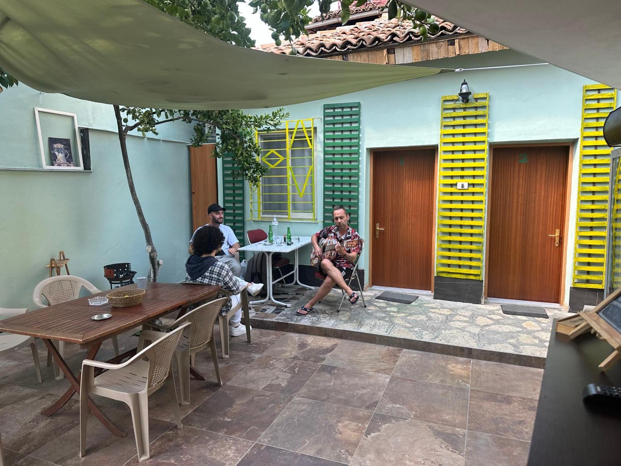 Tirana Lemon Breeze Hostel Экстерьер фото